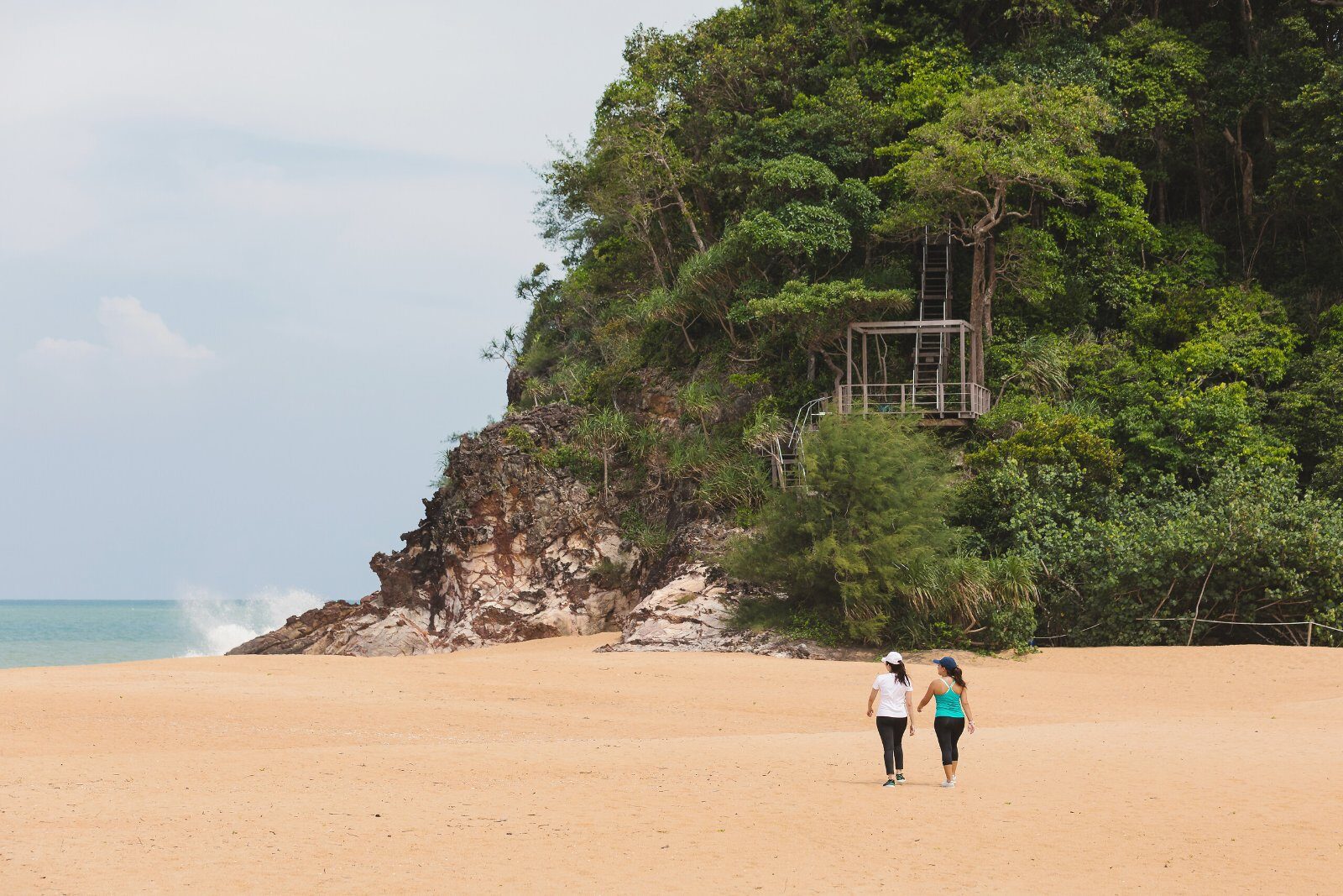 Plage bordée de rochers et de forêt au Club Med Cherating Beach