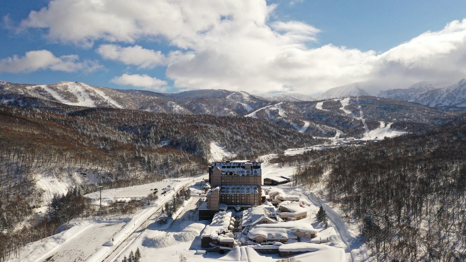 Vue aérienne du Club Med Kiroro Grand dans les montagnes d