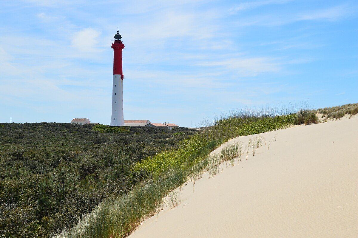 Le phare de la Coubre dans les dunes, près de La Palmyre