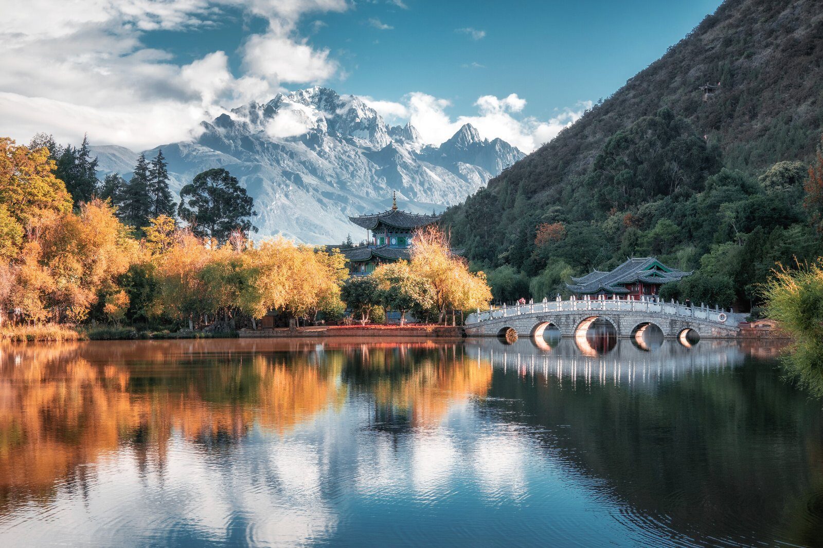 Le Mont enneigé du Dragon de Jade reflété dans un lac près de Lijiang