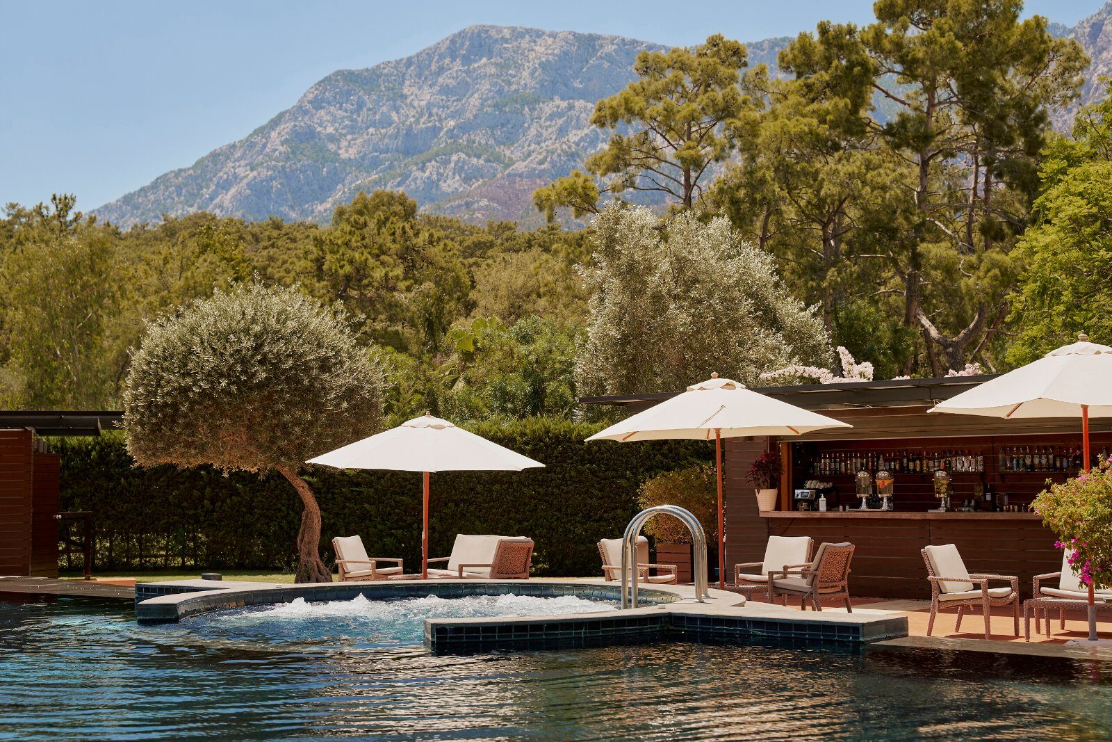 Piscine zen face aux montagnes au Club Med Palmiye Hotel
