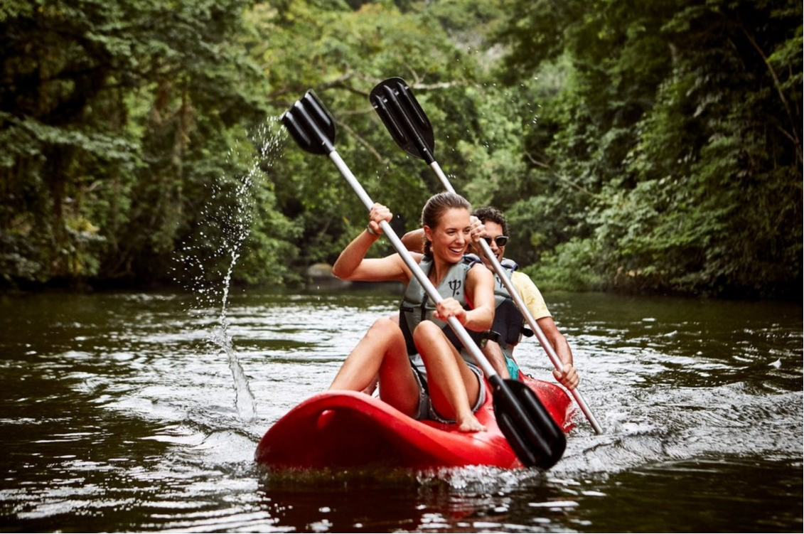 Couple en kayak explorant l