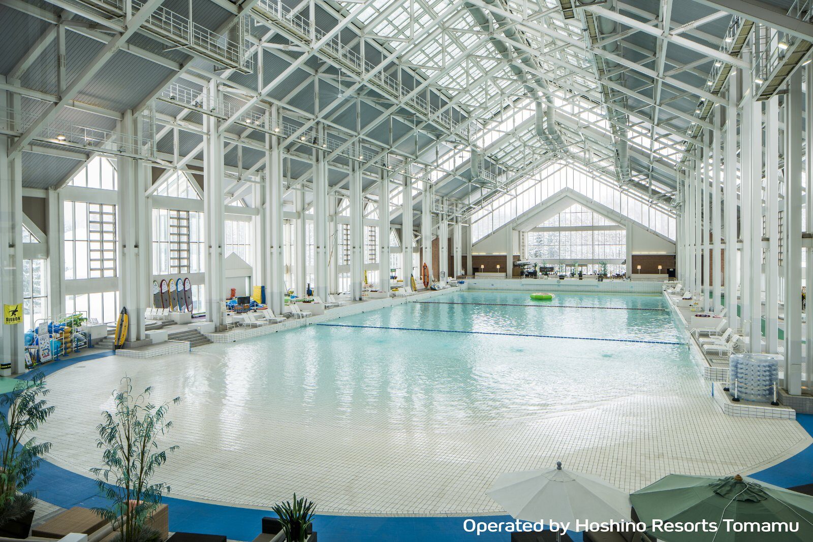 Grande piscine intérieure à vagues de Tomamu