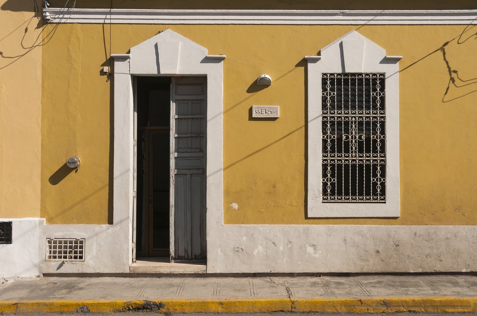 Colourful colonial facade in a Yucatán town