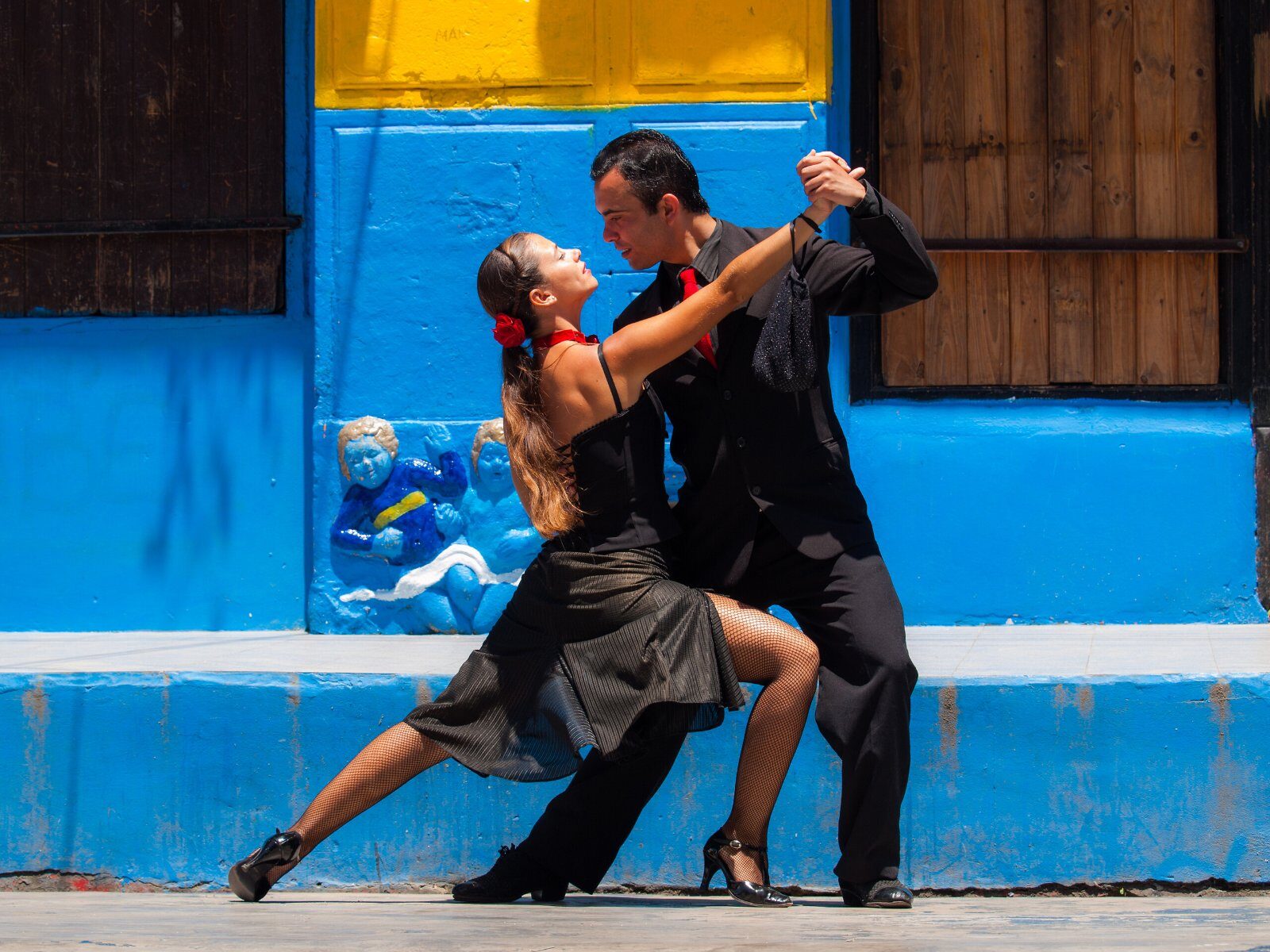 Couple dancing tango in a colourful Buenos Aires street