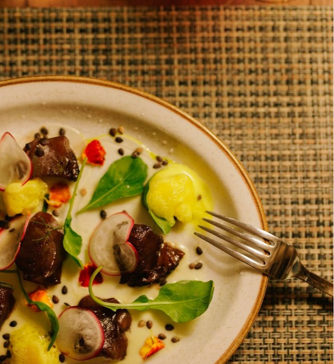 Assiette élégante d’un repas gastronomique au Club Med Trancoso, mettant en valeur les saveurs locales et internationales.