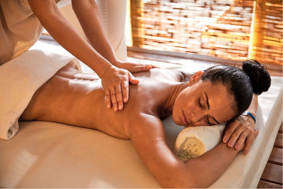 Femme recevant un massage relaxant au Club Med Trancoso, idéal pour un moment de détente absolue.