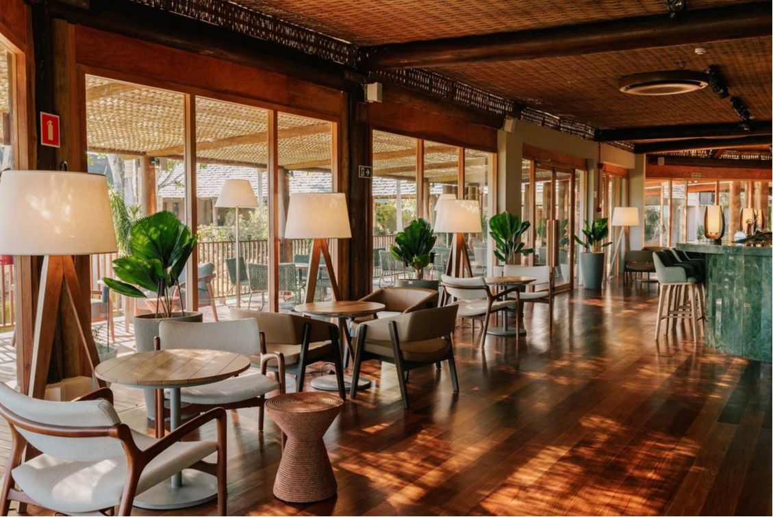 Intérieur du restaurant La Terra au Club Med Trancoso, avec un mur vitré, une cave à vin, et un design typique de Bahia.