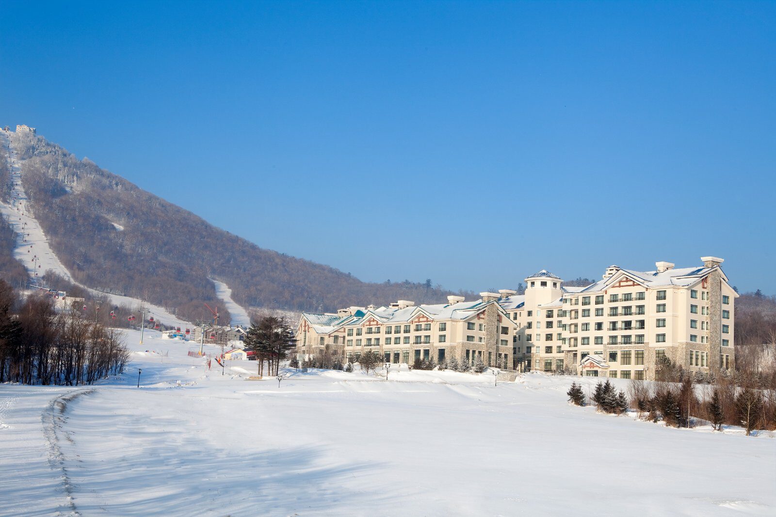 Le Club Med Yabuli au pied des pistes enneigées