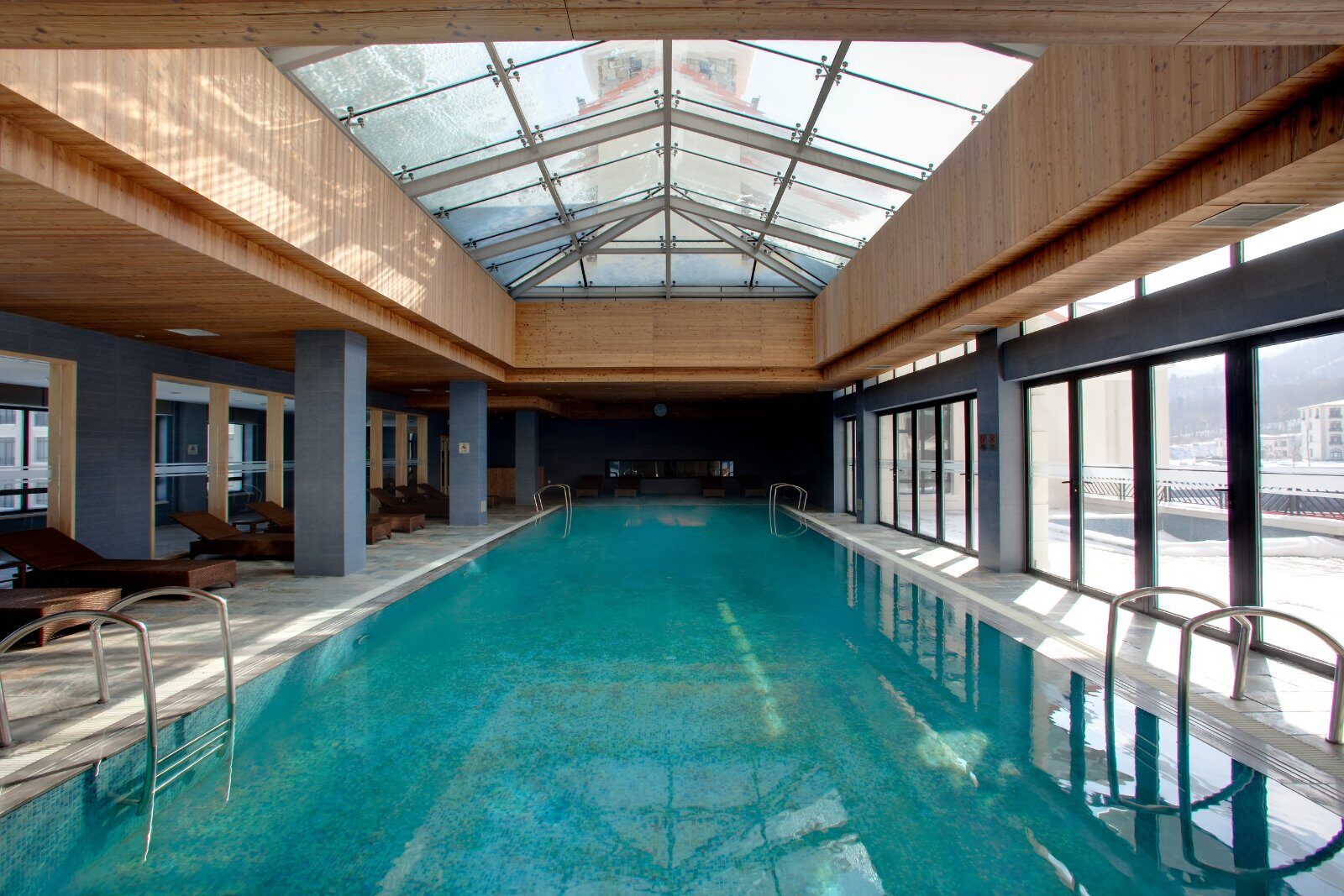 Piscine intérieure du Club Med Yabuli
