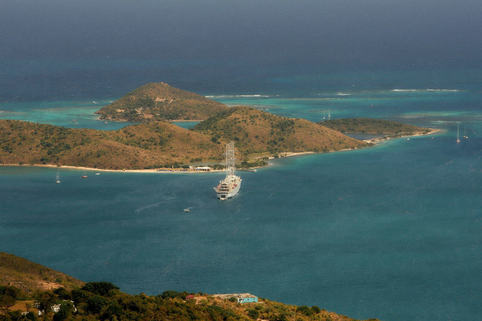 Le Club Med 2 au mouillage au large d’une île des Antilles