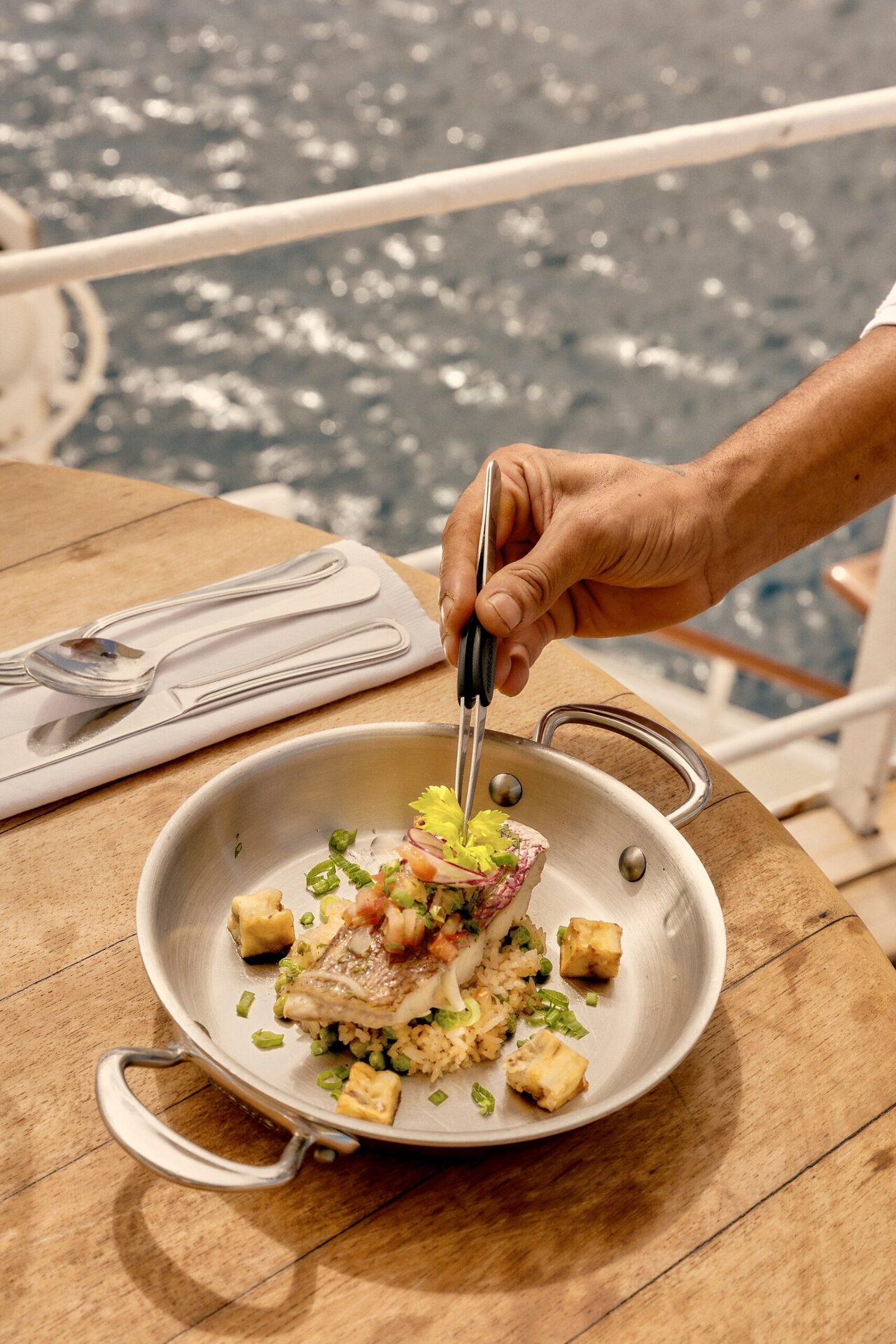 Un chef dresse une assiette à bord du Club Med 2