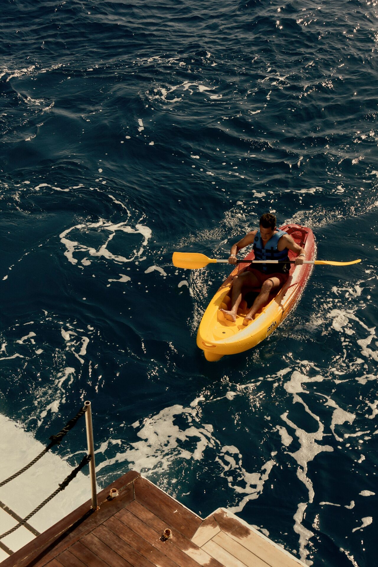 Kayak dans une eau turquoise lors d’une escale