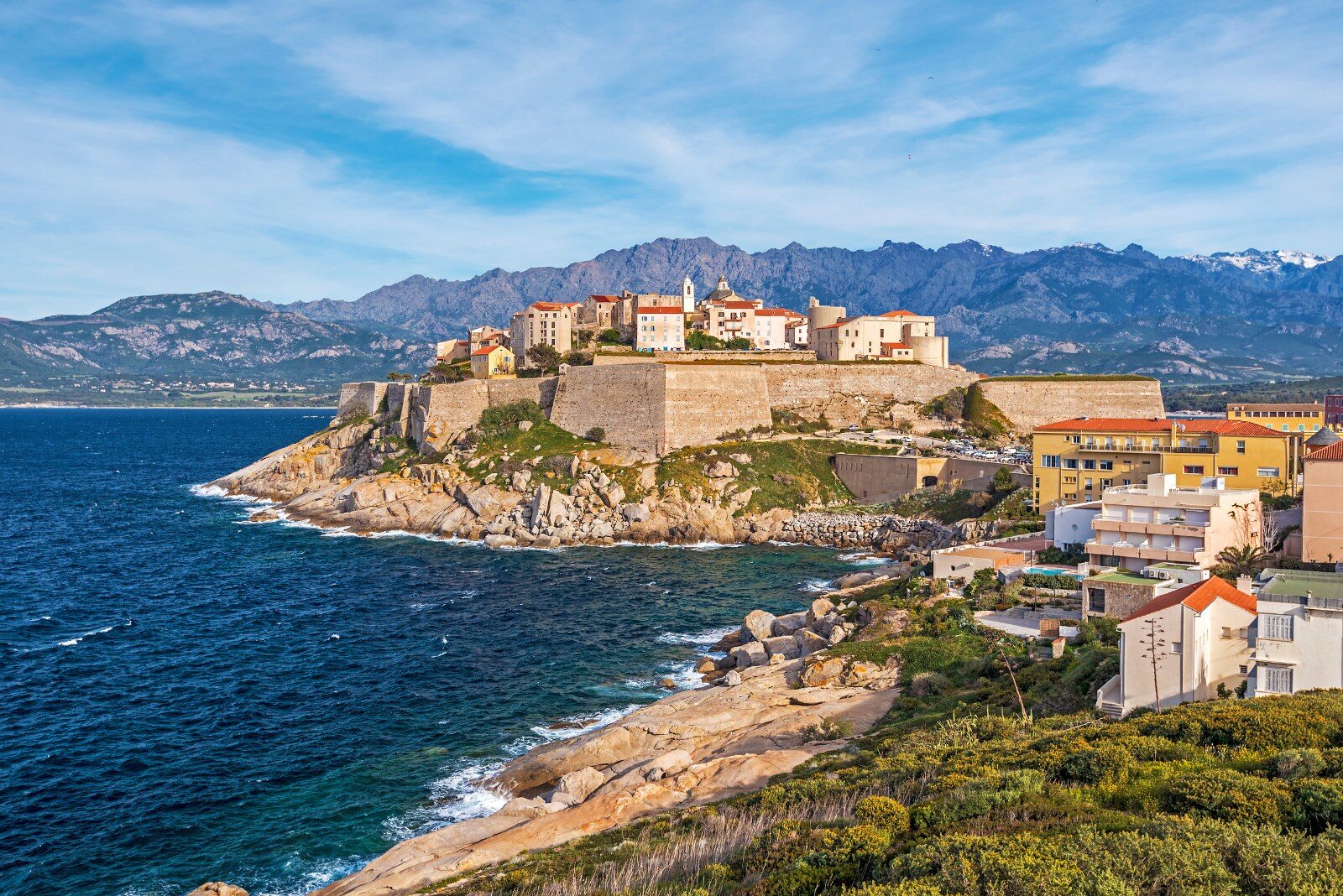 Citadelle au-dessus de la mer en Corse