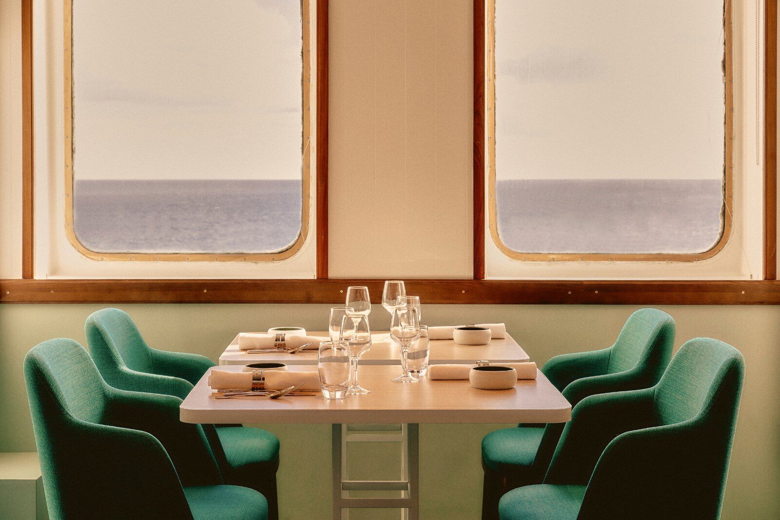 Table dressée près des hublots du Club Med 2