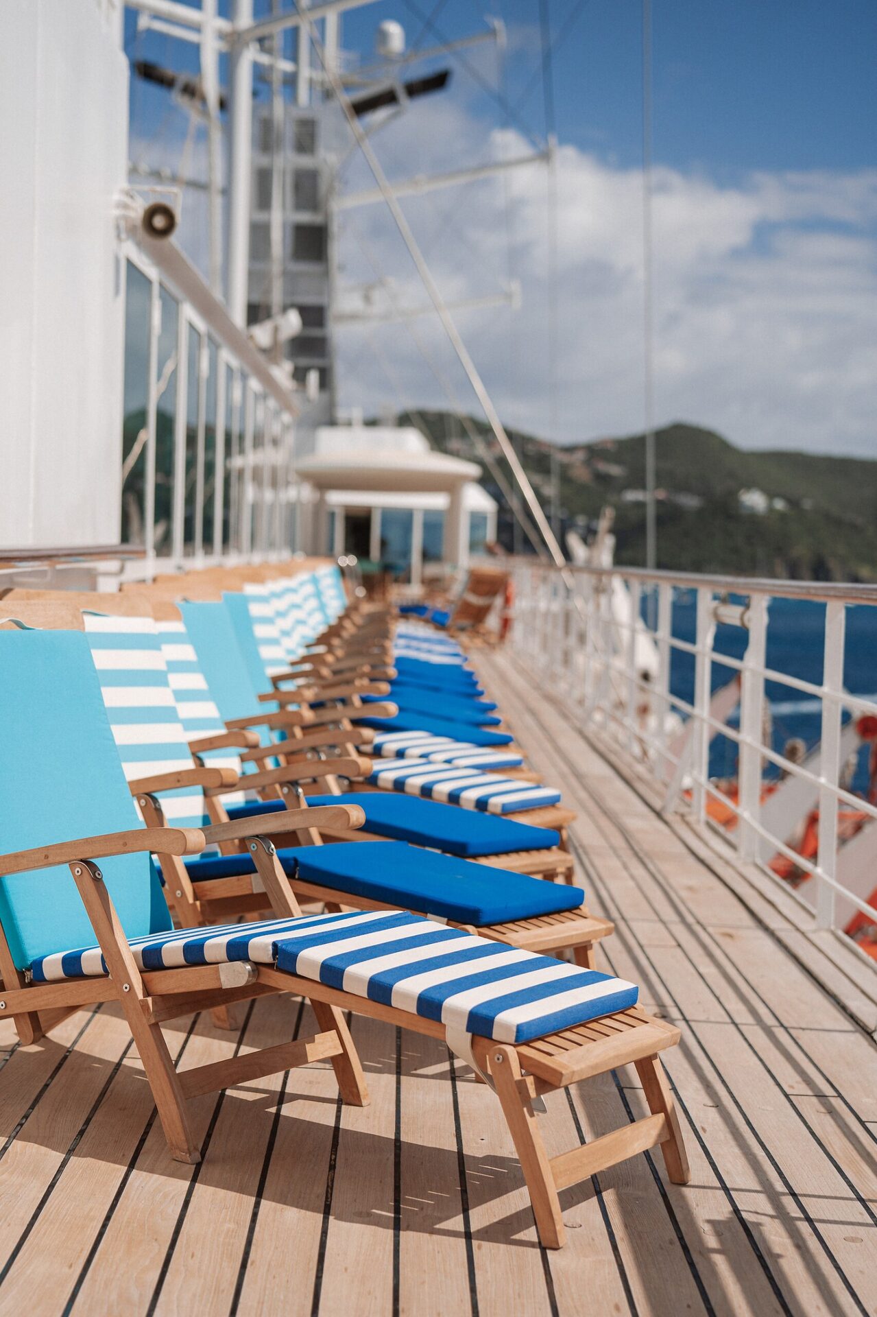 Transats alignés sur le pont du Club Med 2