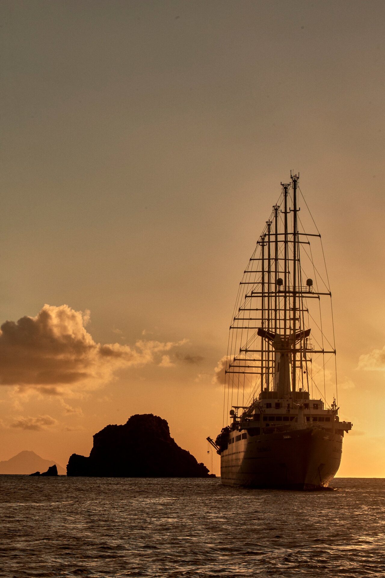 Le Club Med 2 sous voiles au coucher du soleil