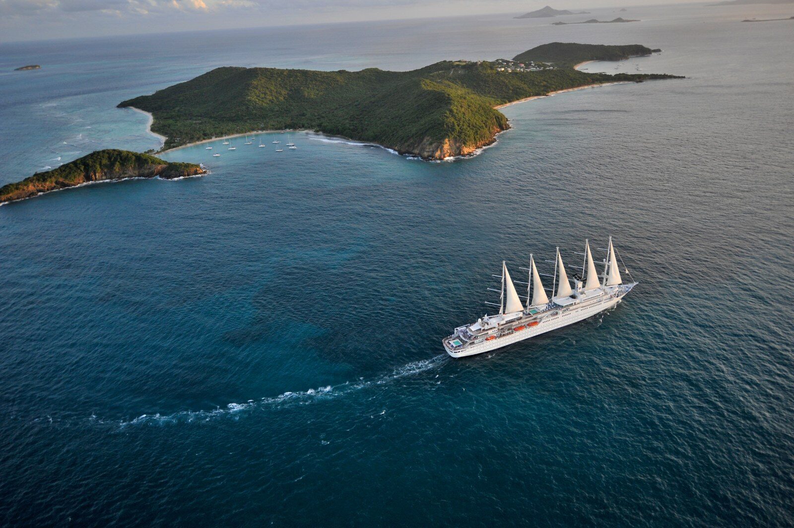 Le Club Med 2 vu du ciel près d’une île
