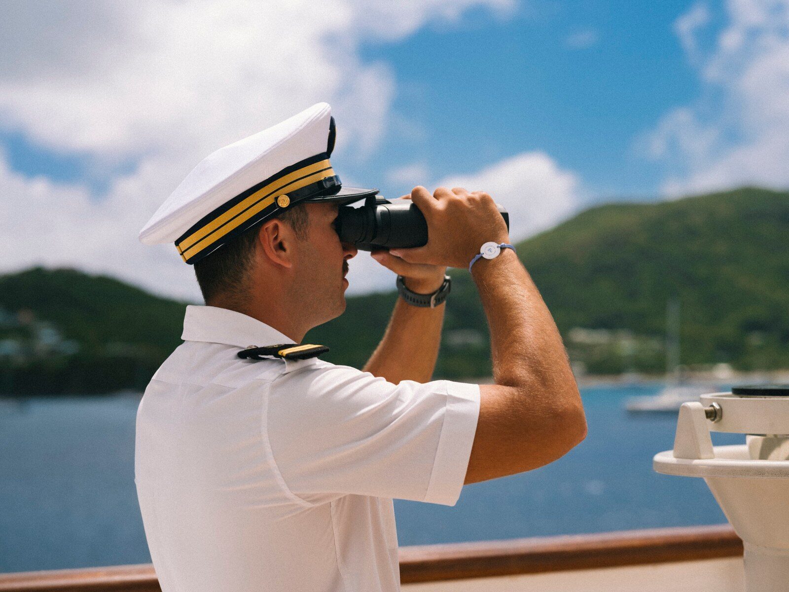 Officier du Club Med 2 aux jumelles sur le pont