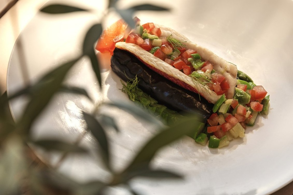 Assiette élégante de poisson accompagné de salsa de poivrons, un plat raffiné servi au restaurant du Club Med Opio en Provence.