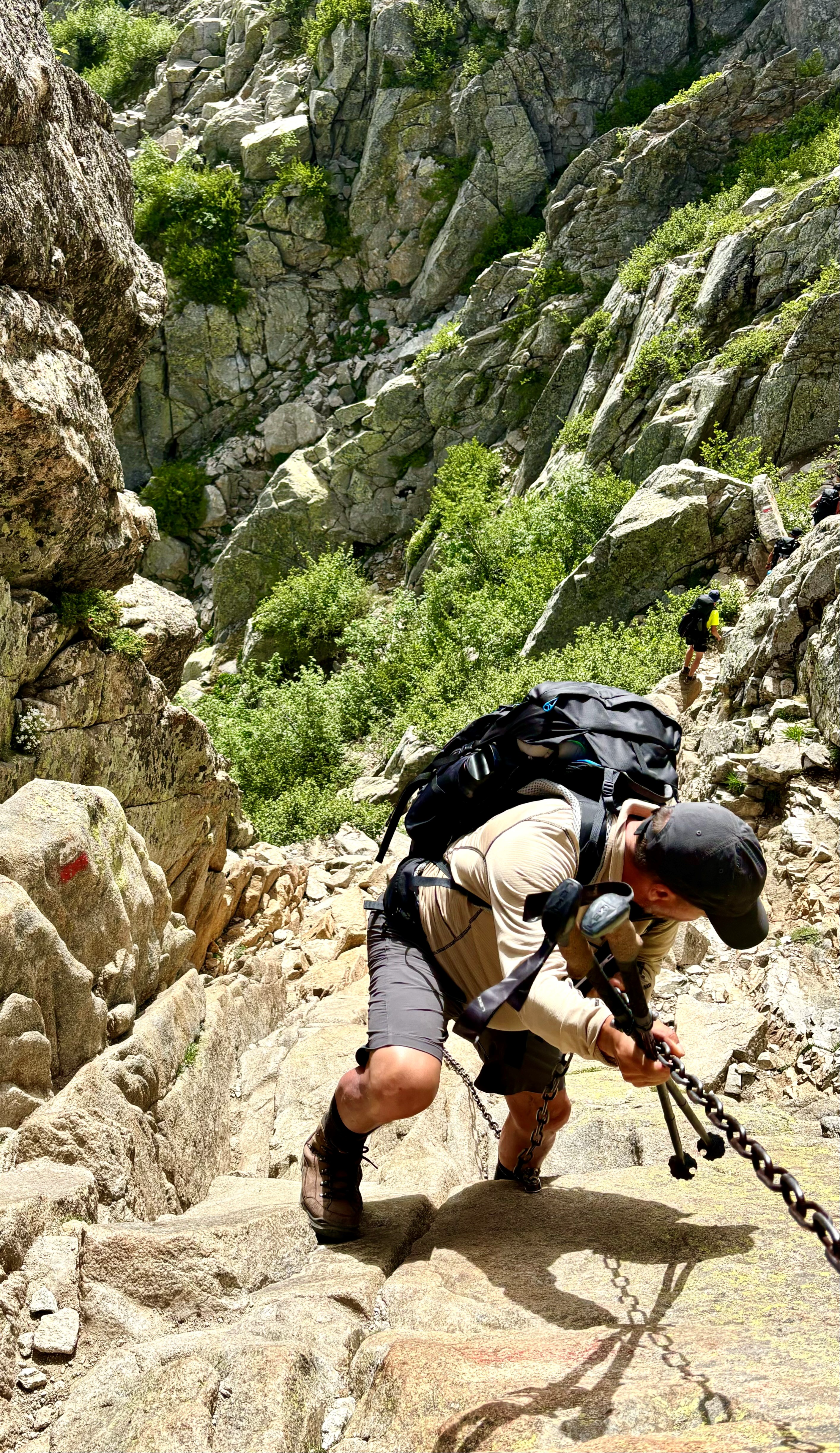 Descente abrupe avec chaines sur le GR20