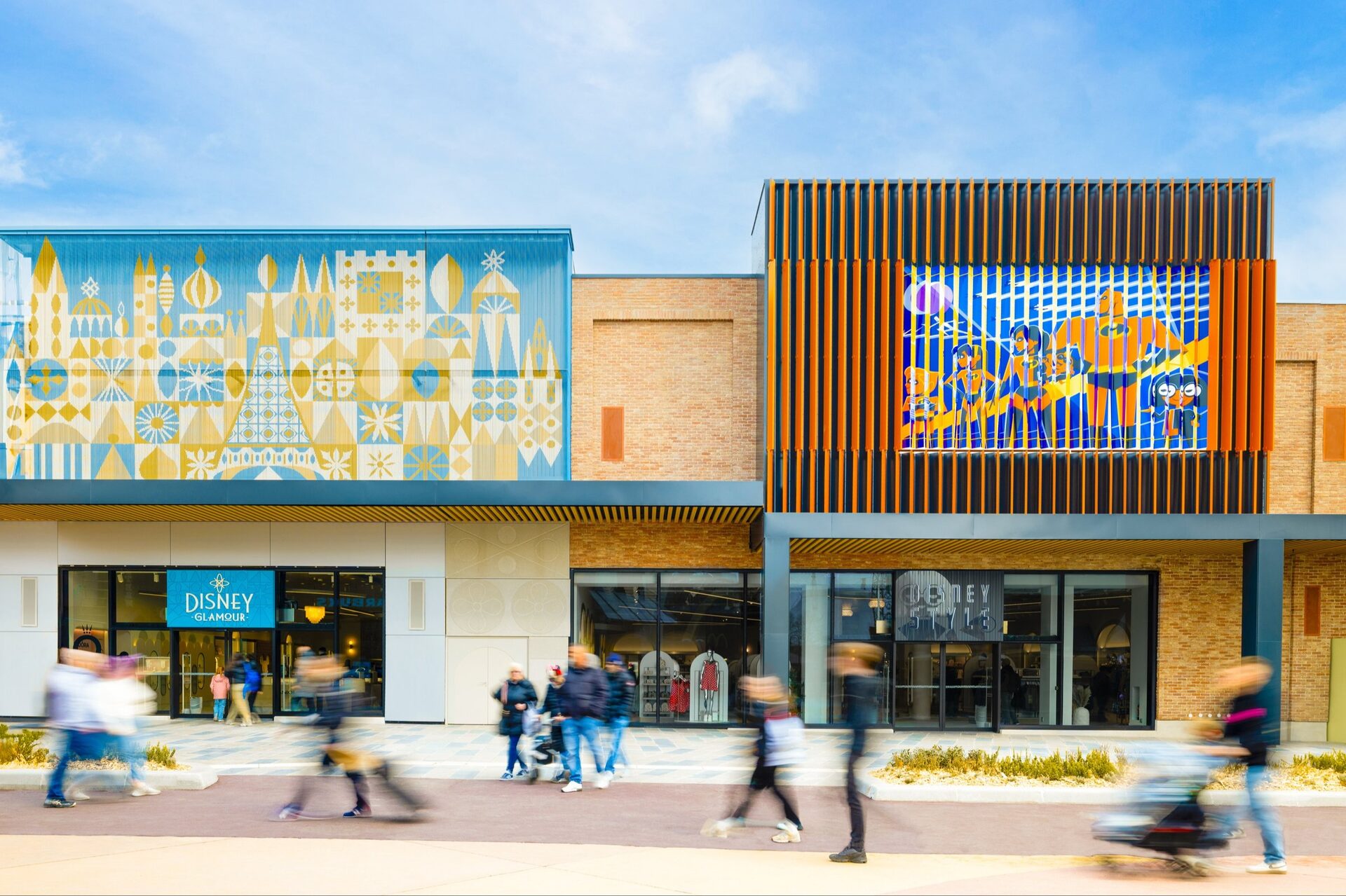 Façades des boutiques Disney Style et Disney Glamour à Disney Village, avec leurs fresques colorées. Photo : ©Disney/Pixar.