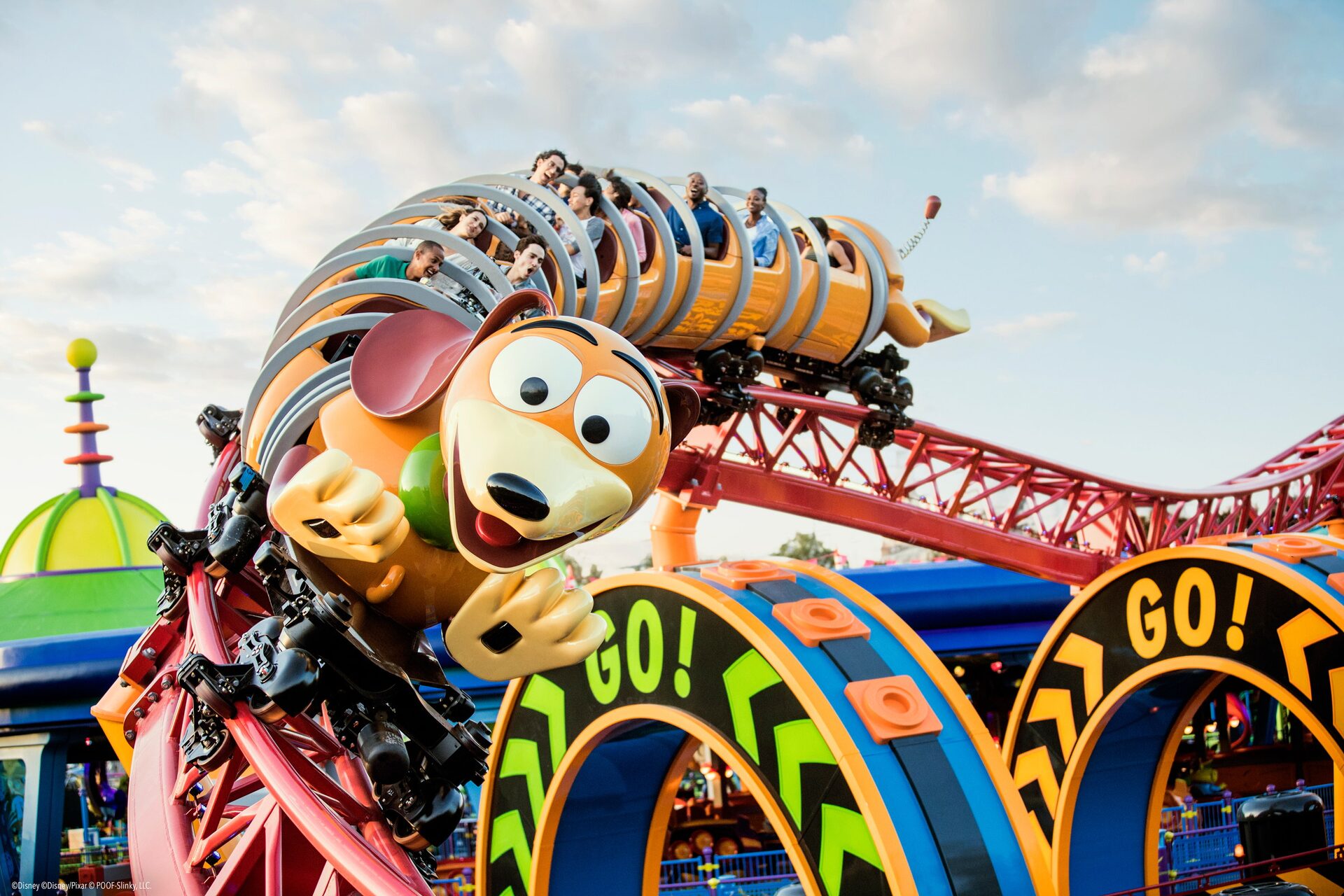 Slinky Dog Dash, les montagnes russes de Toy Story Land à Disney’s Hollywood Studios, au crépuscule
