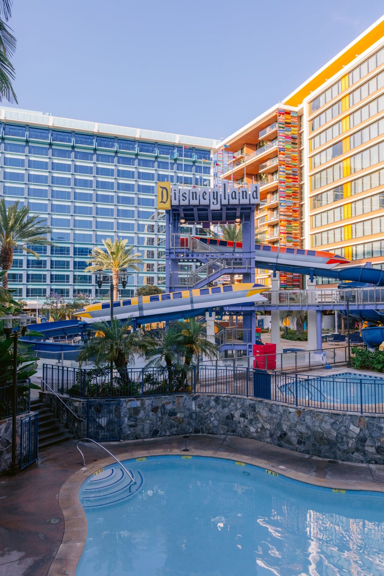Une vue du Disneyland Hotel depuis ses jardins, au Disneyland Resort en Californie Une vue du Disneyland Hotel depuis ses jardins, au Disneyland Resort en Californie