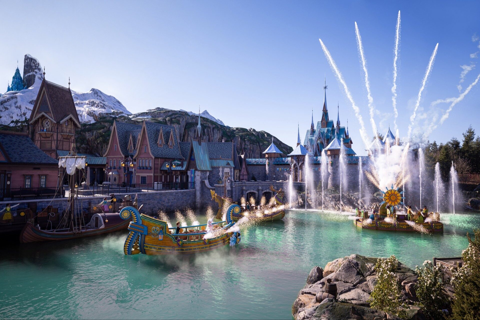 Les bateaux du spectacle A Celebration in Arendelle glissent sur le lac, entre les jets d'eau et le château d'Arendelle. Photo : ©Disney. Les bateaux du spectacle A Celebration in Arendelle glissent sur le lac, entre les jets d'eau et le château d'Arendelle. Photo : ©Disney.