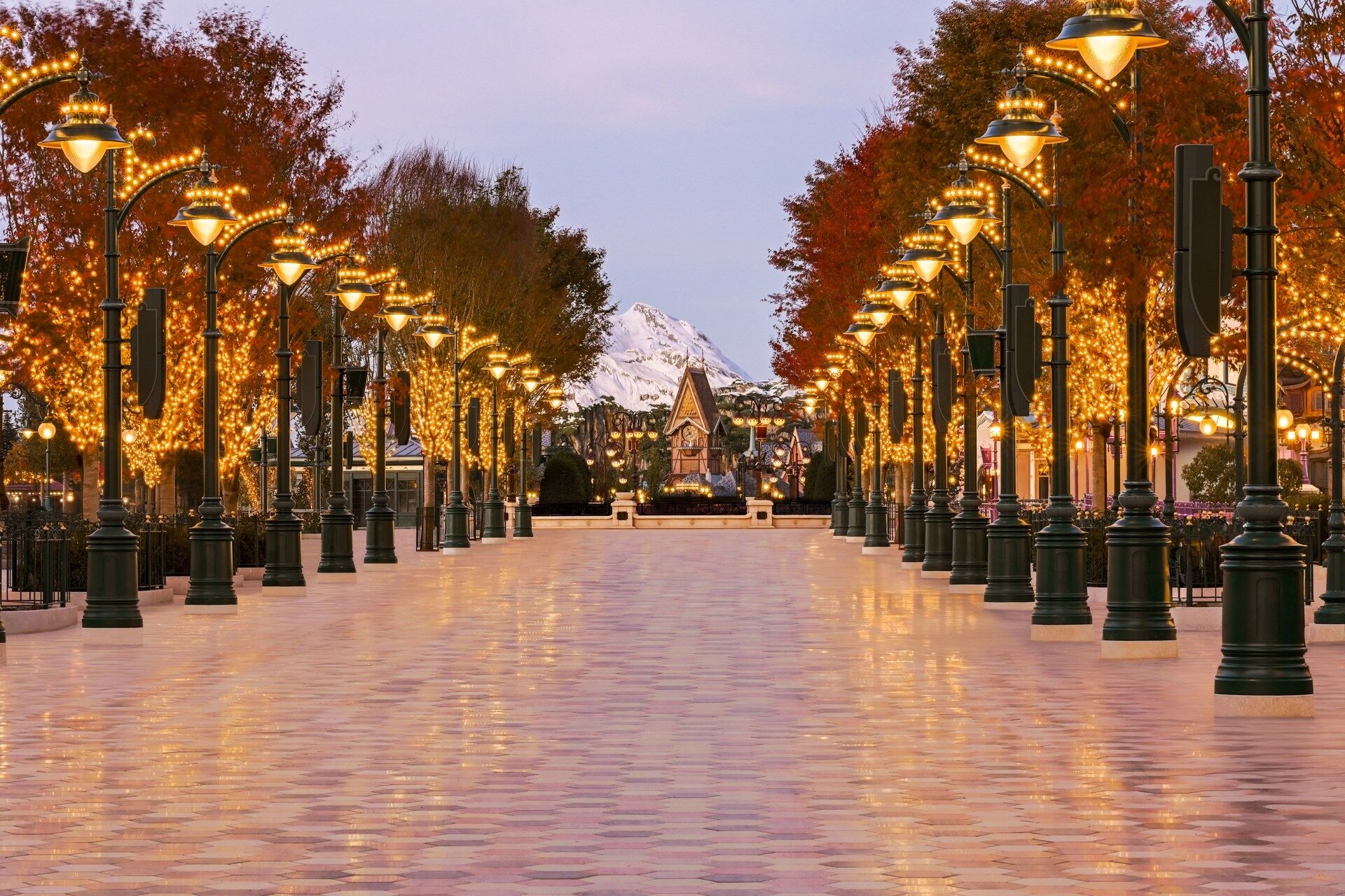 Adventure Way, l'allée bordée de lampadaires et d'arbres aux couleurs d'automne qui mène vers Adventure Bay, à Disney Adventure World. Photo : ©Disney.