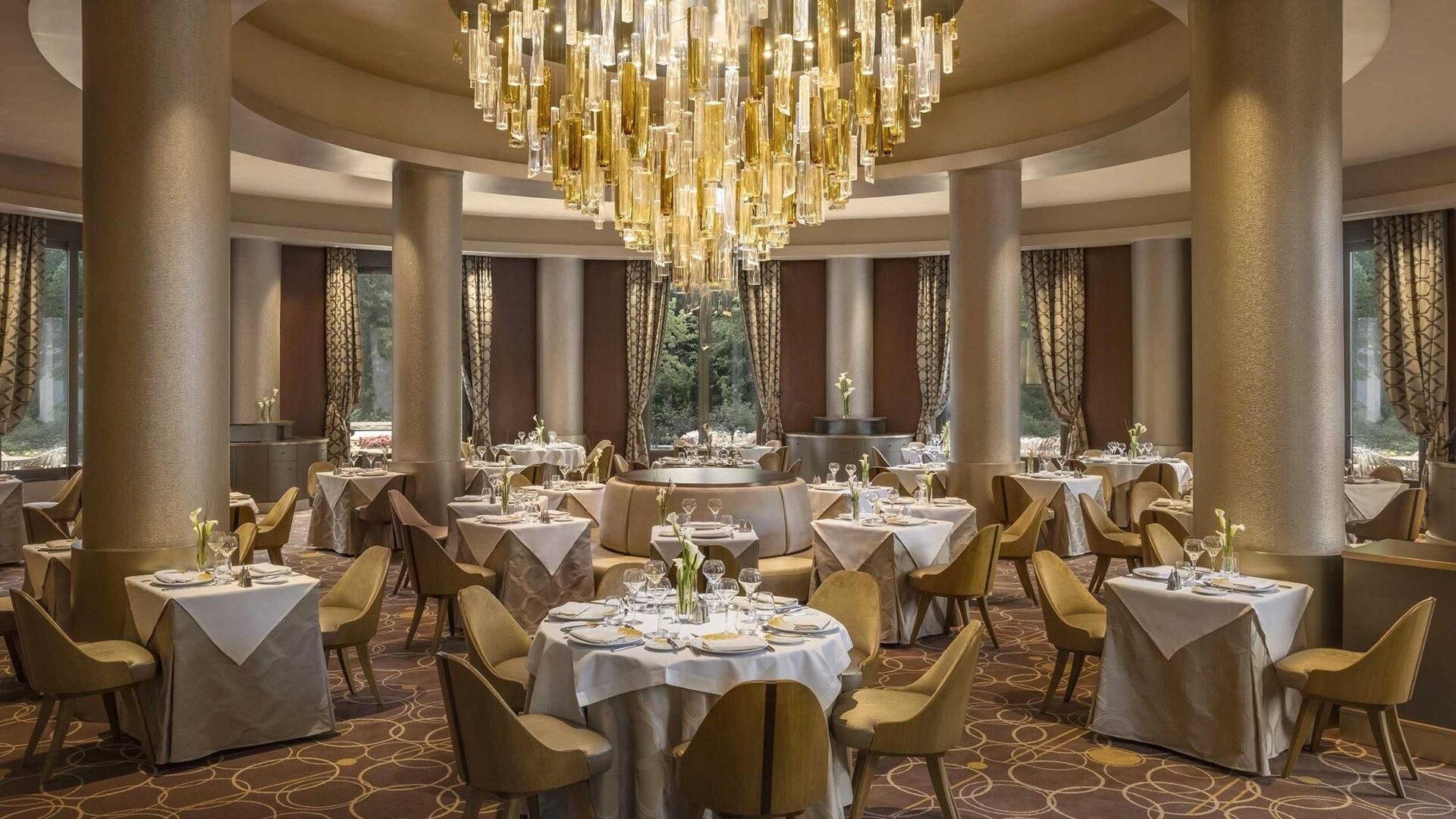 La salle ronde du Manhattan Restaurant, au Disney Hotel New York – The Art of Marvel, sous son grand lustre doré qui évoque Asgard.