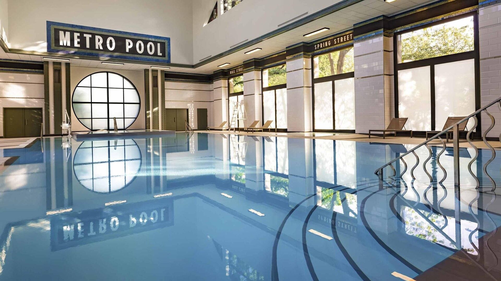 La Metro Pool du Disney Hotel New York – The Art of Marvel, une piscine intérieure chauffée au décor de station de métro new-yorkaise. Photo : ©Disney.