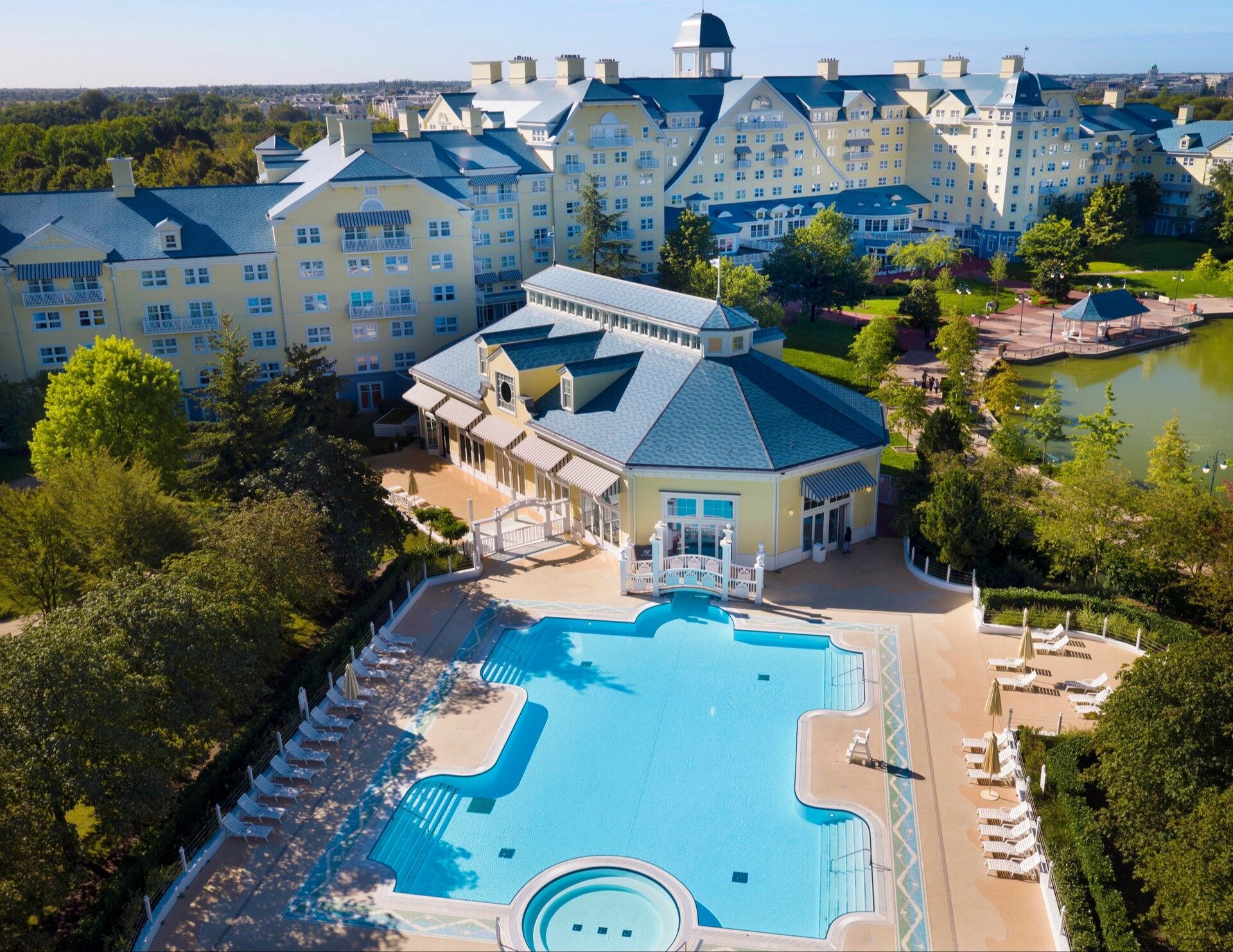 Vue aérienne du Disney Newport Bay Club, avec sa piscine extérieure, son bain à remous et les ailes de l