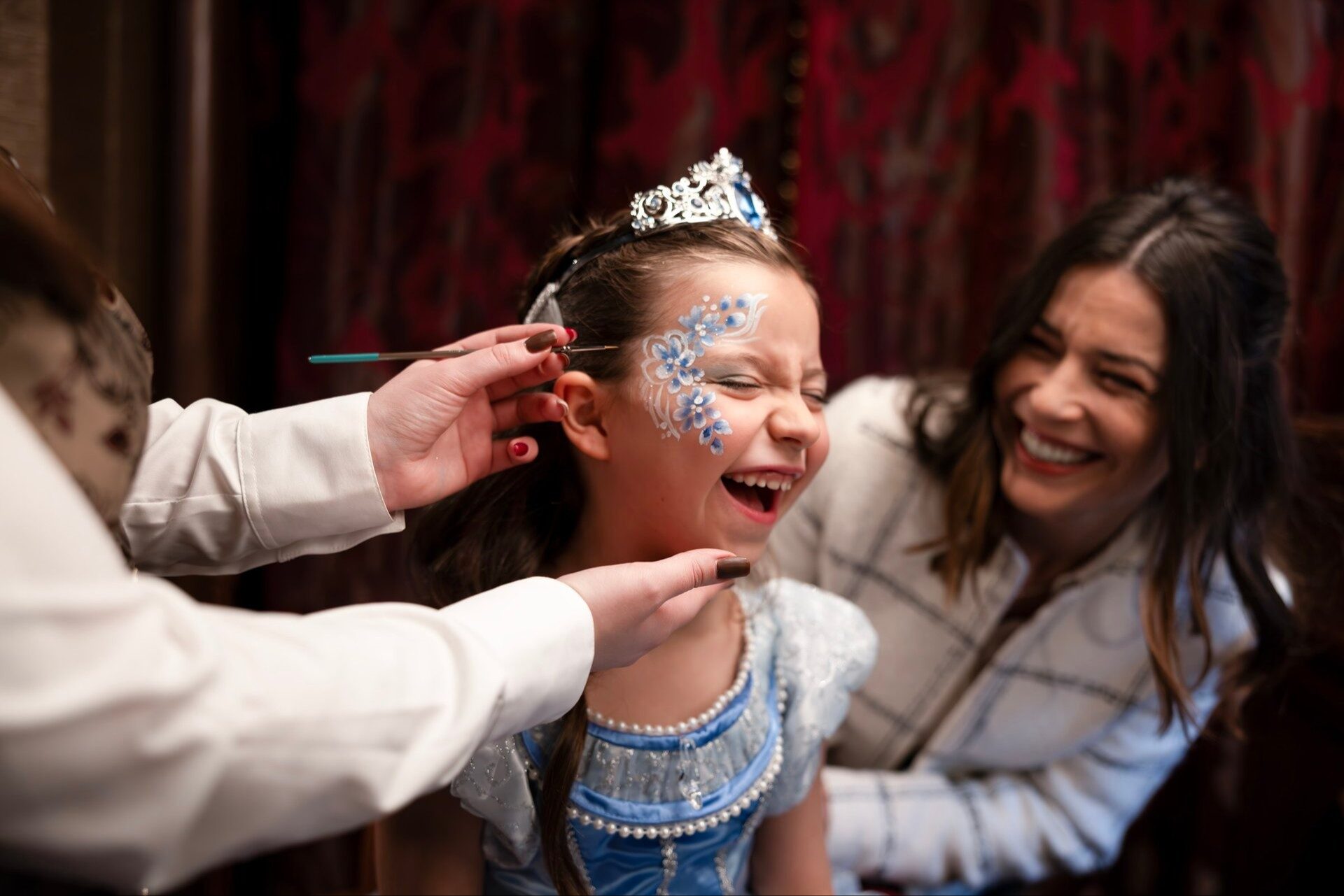 Une fillette en robe de princesse éclate de rire pendant qu