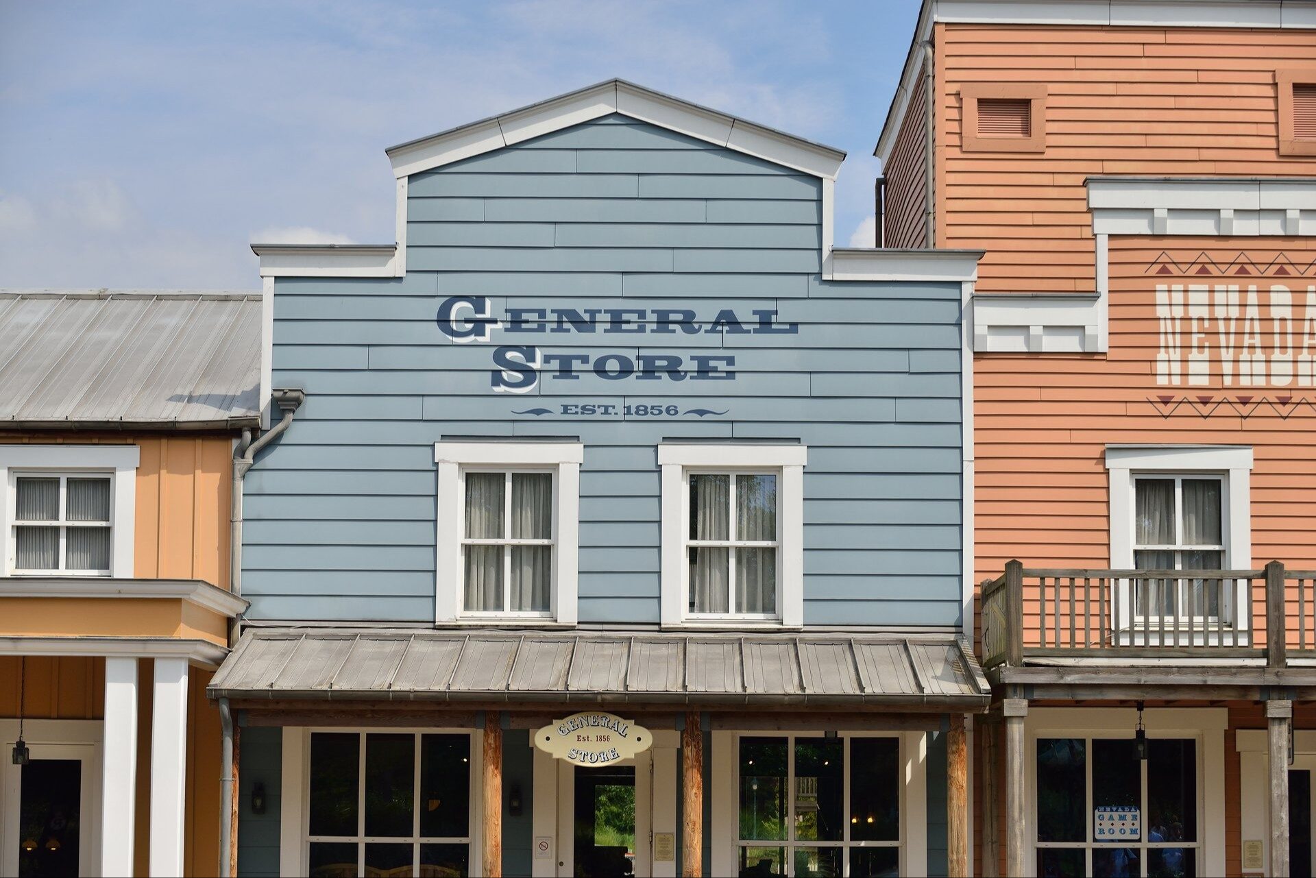 Les façades en bois du Disney Hotel Cheyenne, dont celle du General Store, comme dans une rue de village de l