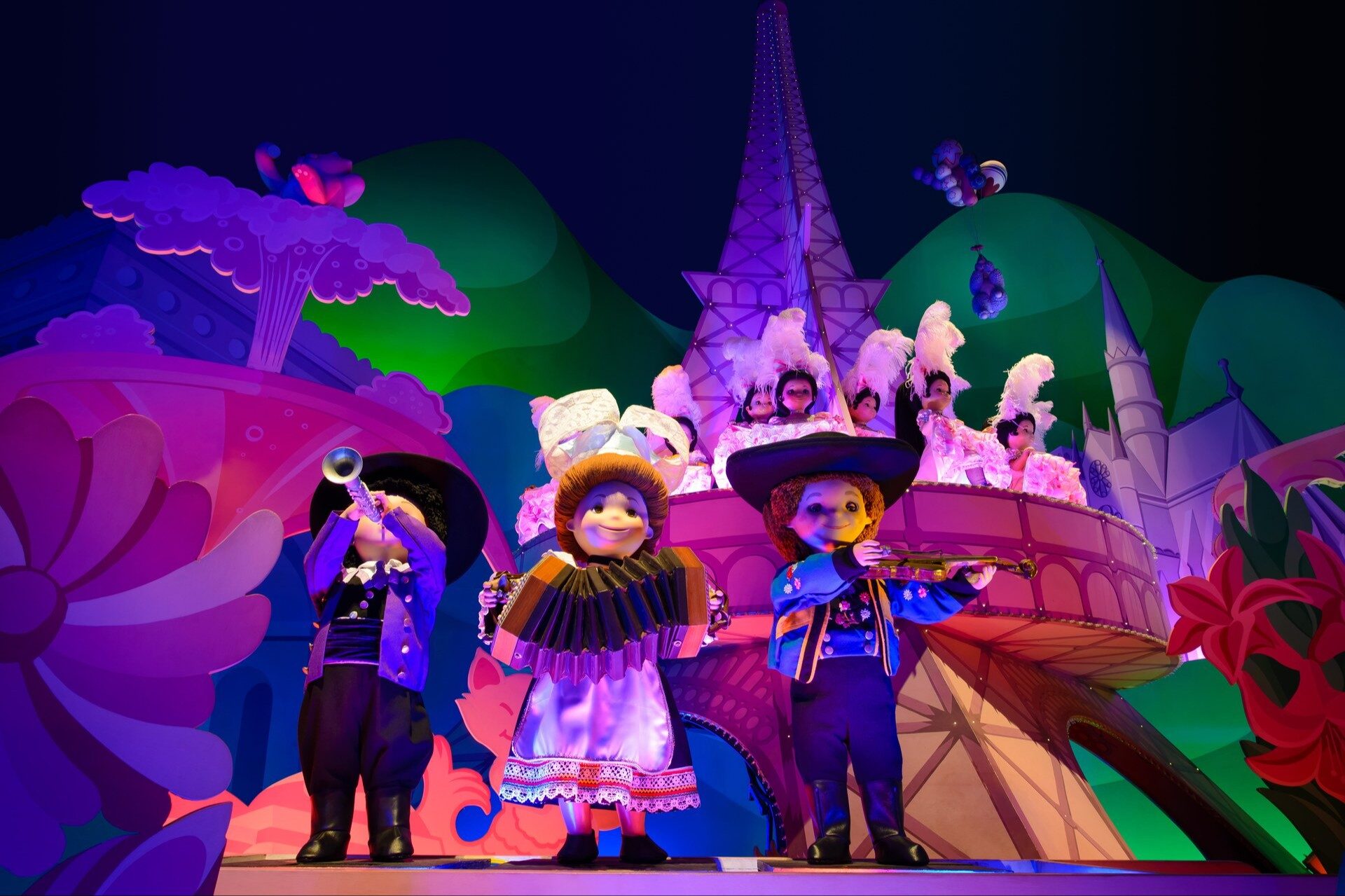 Les poupées musiciennes de « it's a small world », à Fantasyland, dans un décor aux couleurs vives. Photo : ©Disney. Les poupées musiciennes de « it's a small world », à Fantasyland, dans un décor aux couleurs vives. Photo : ©Disney.