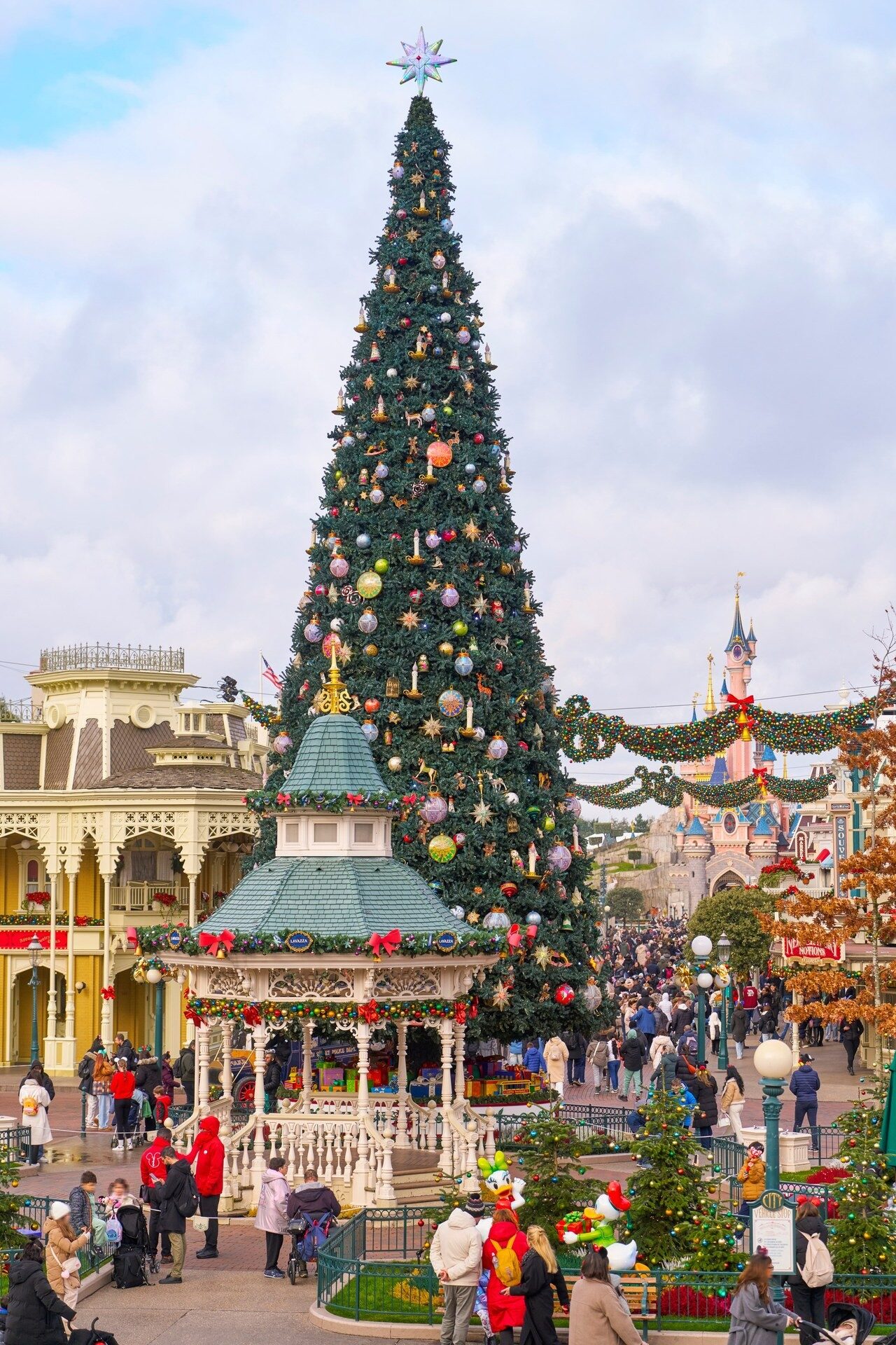Le grand sapin de Noël de Town Square, à l'entrée du Parc Disneyland, entouré des façades décorées de Main Street, U.S.A. Photo : ©Disney. Le grand sapin de Noël de Town Square, à l'entrée du Parc Disneyland, entouré des façades décorées de Main Street, U.S.A. Photo : ©Disney.