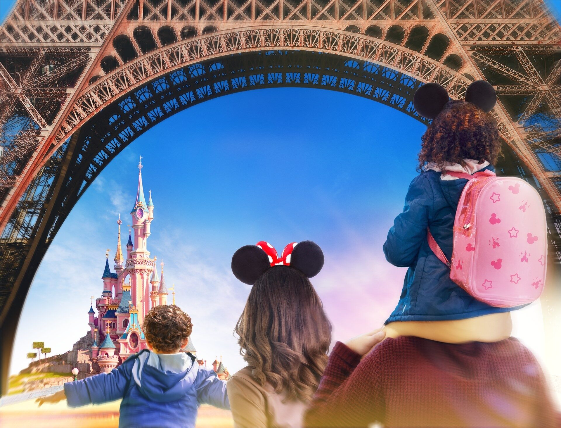 Visuel de campagne : sous l'arche de la tour Eiffel, une famille regarde le Château de la Belle au Bois Dormant à l'horizon. Photo : ©Disney. Visuel de campagne : sous l'arche de la tour Eiffel, une famille regarde le Château de la Belle au Bois Dormant à l'horizon. Photo : ©Disney.