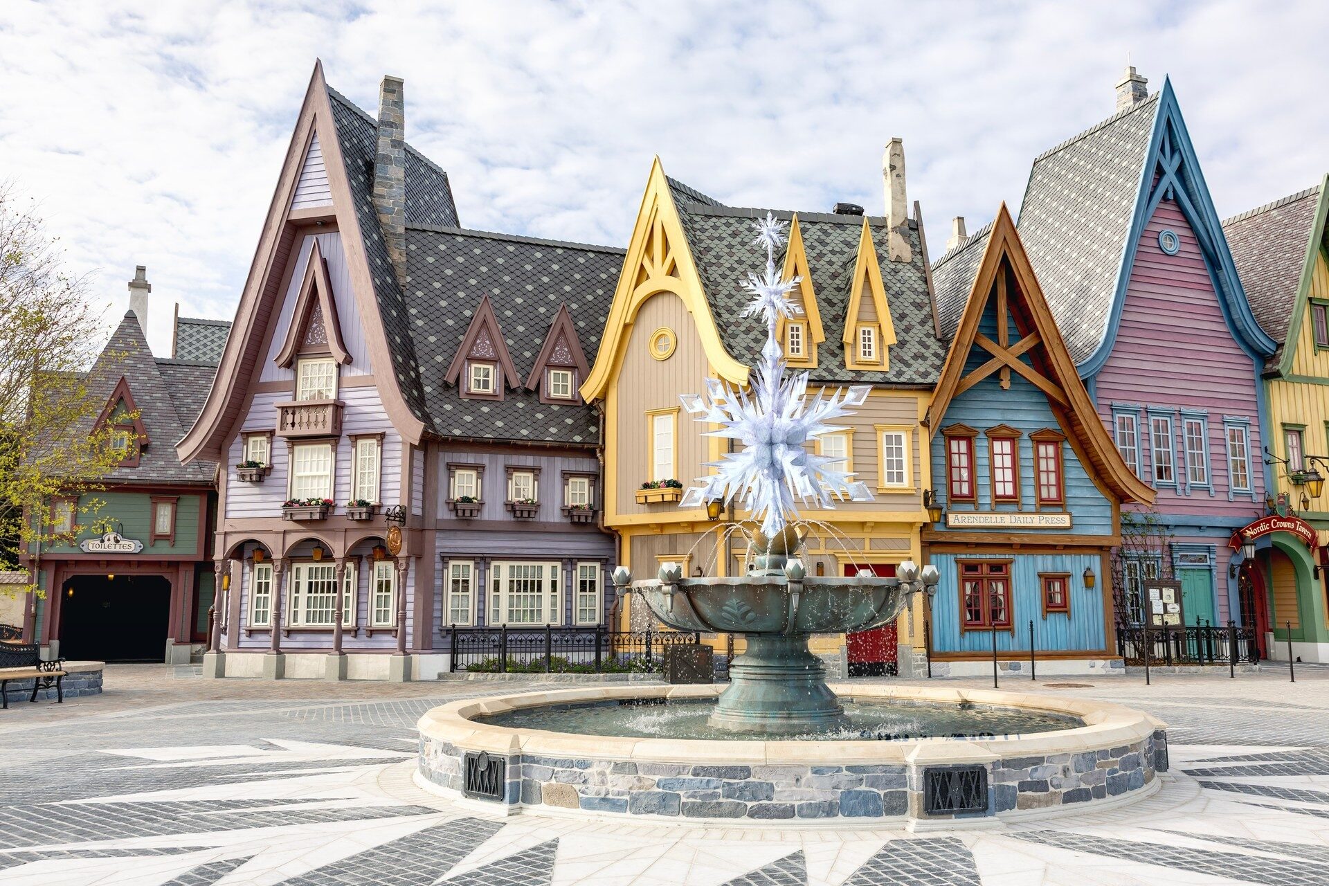 La place du village d'Arendelle, à World of Frozen, avec ses maisons colorées aux toits pointus et sa fontaine en flocon de neige. Photo : ©Disney. La place du village d'Arendelle, à World of Frozen, avec ses maisons colorées aux toits pointus et sa fontaine en flocon de neige. Photo : ©Disney.
