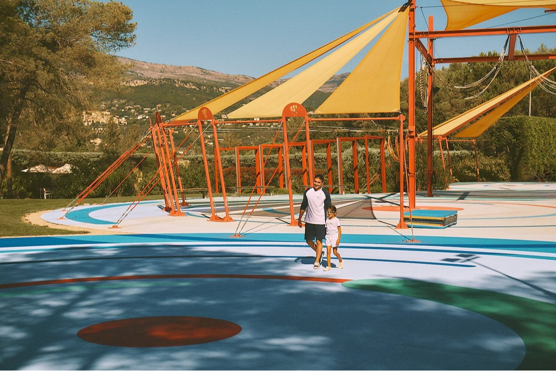 Enfant accompagné d’un GO en route vers l’école de cirque au Club Med Opio en Provence pour découvrir des activités acrobatiques.