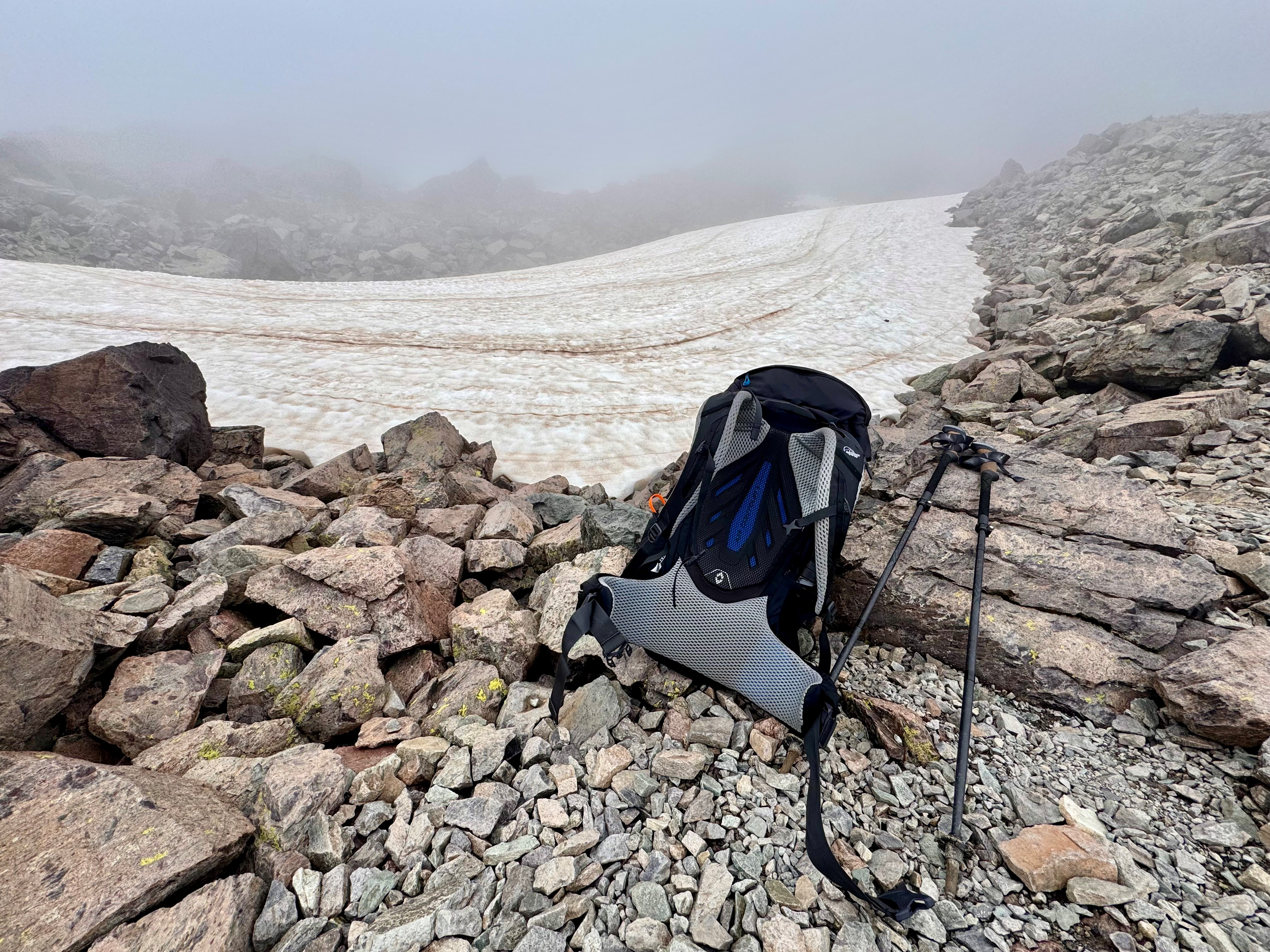 Un sac à dos léger et de bons bâtons de marche sur le GR20