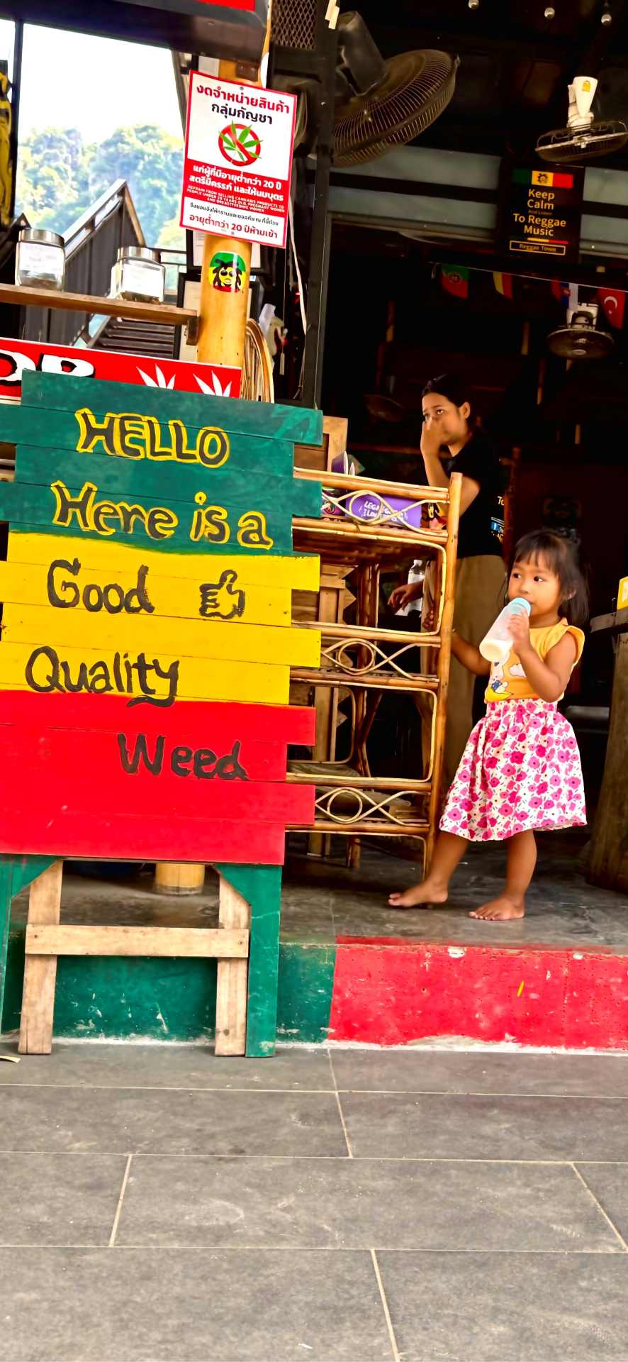 Contraste prtite fille avec magasin de cannabis undefined