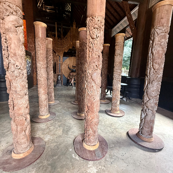 Vue des colonnes et du trone intérieure de La Mainson Noire, Ching Rai, Bangkok undefined