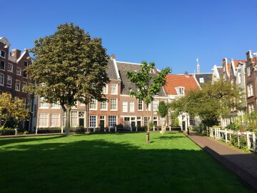 Le Begijnhof, minuscule quartier enclav&eacute; dans la ville