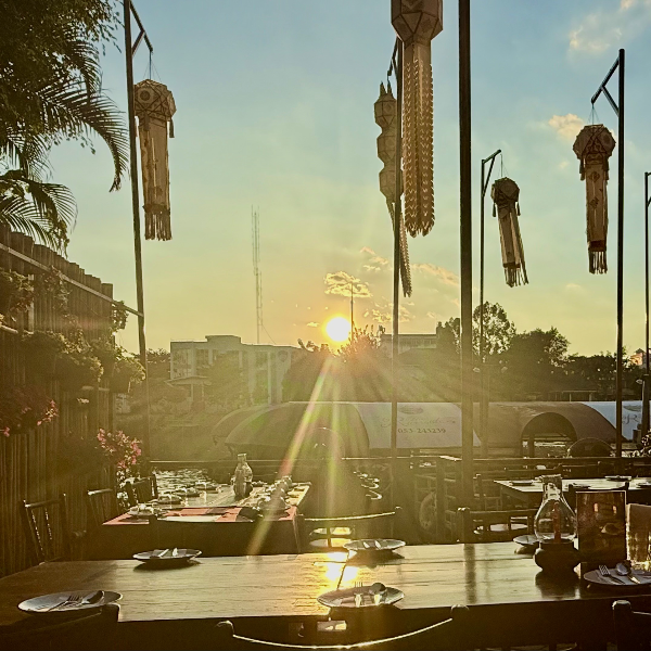 Vue de la terrasse au The Riverside Bar and Restaurant de Chiang Mai, Thaïlande undefined