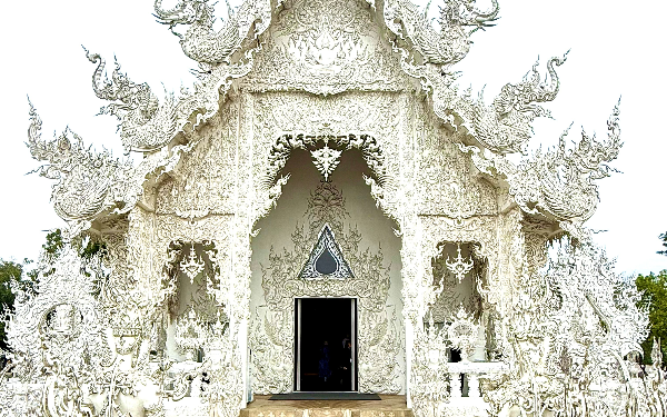 Entrée du Temple Blanc à Chiang Rai undefined