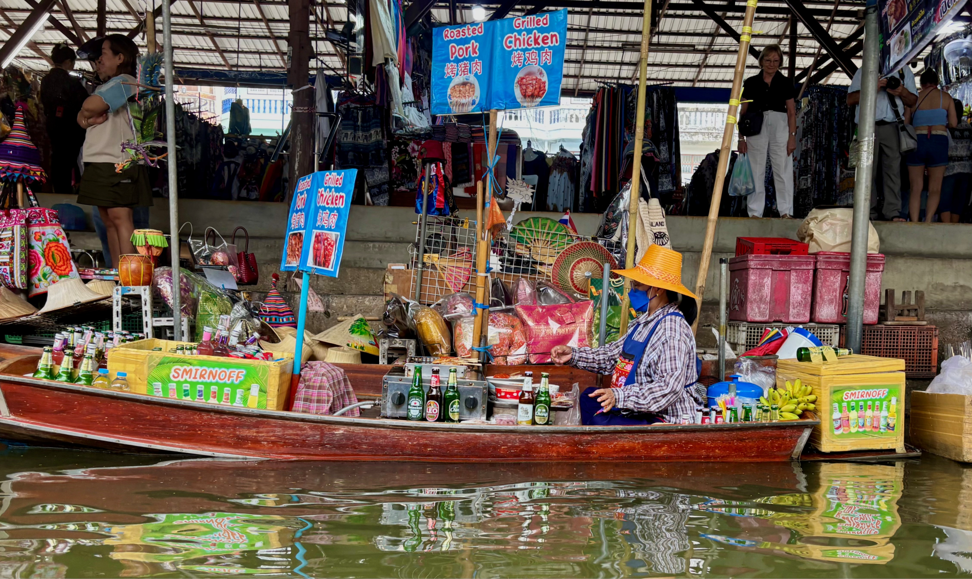 Bateau restaurant au marché flottant de Thailande undefined
