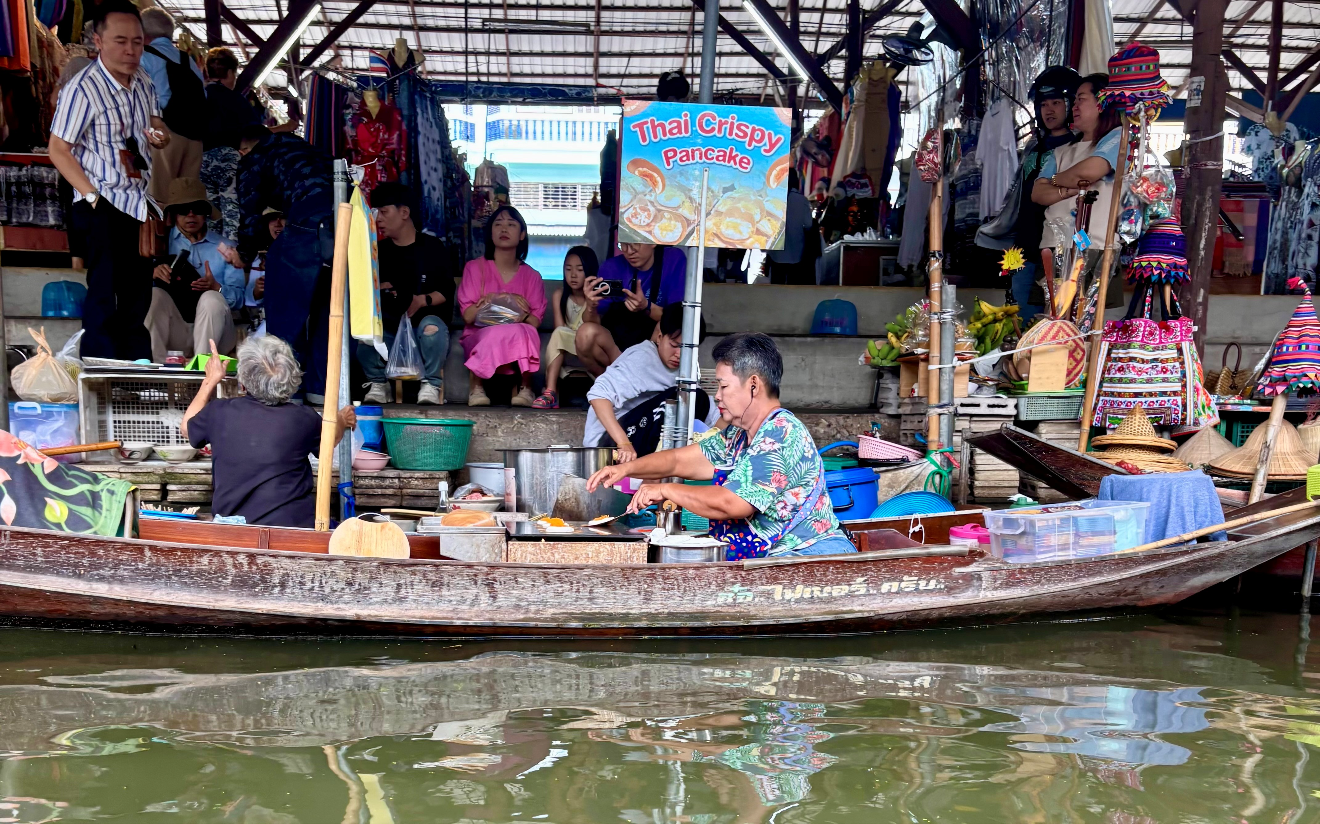 Marché flottant en Thailande undefined