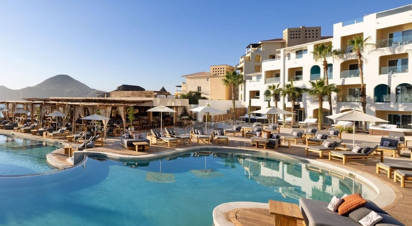 Piscine du ME Cabo Adults Only by Meliá à Cabo San Lucas, au Mexique, avec ses lits de piscine et les montagnes en arrière-plan Piscine du ME Cabo Adults Only by Meliá à Cabo San Lucas, au Mexique, avec ses lits de piscine et les montagnes en arrière-plan