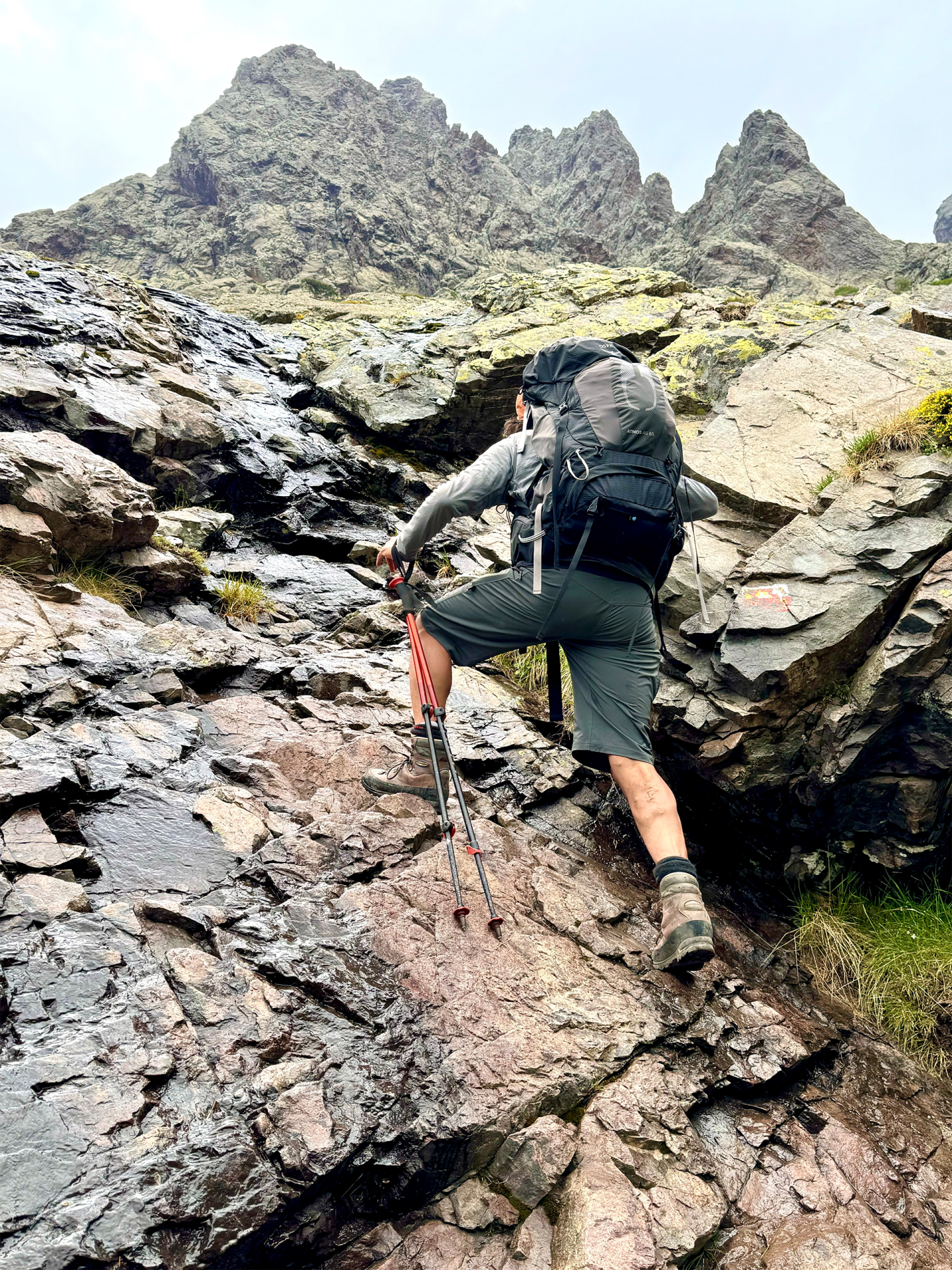 Chemin du nord GR20 vers une crête Chemin du nord GR20 vers une crête